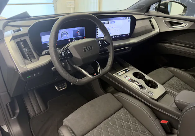 AUDI Q4 e-tron SUV quattro performance Swiss Ski