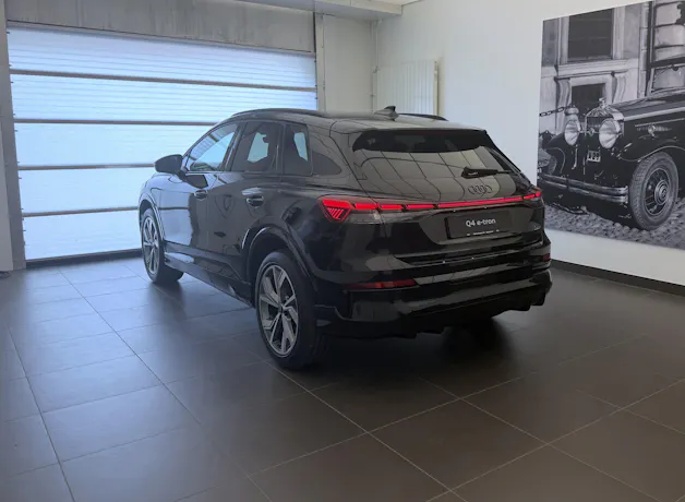 AUDI Q4 e-tron SUV quattro performance Swiss Ski