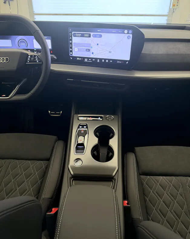 AUDI Q4 e-tron SUV quattro performance Swiss Ski