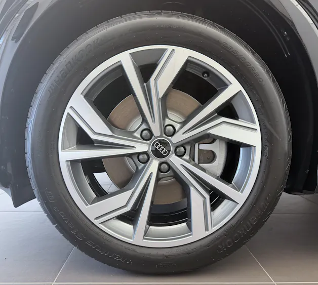 AUDI Q4 e-tron SUV quattro performance Swiss Ski