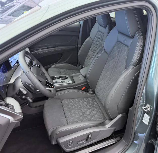 AUDI Q4 e-tron SUV quattro performance Swiss Ski