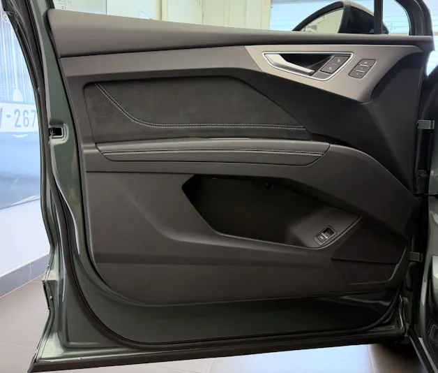 AUDI Q4 e-tron SUV quattro performance Swiss Ski