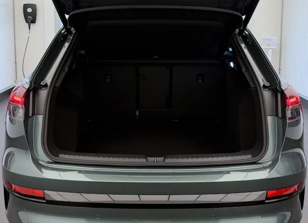 AUDI Q4 e-tron SUV quattro performance Swiss Ski