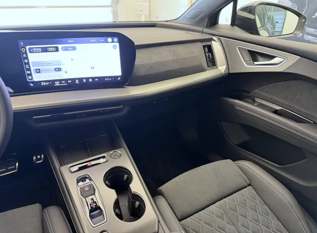 AUDI Q4 e-tron SUV quattro performance Swiss Ski