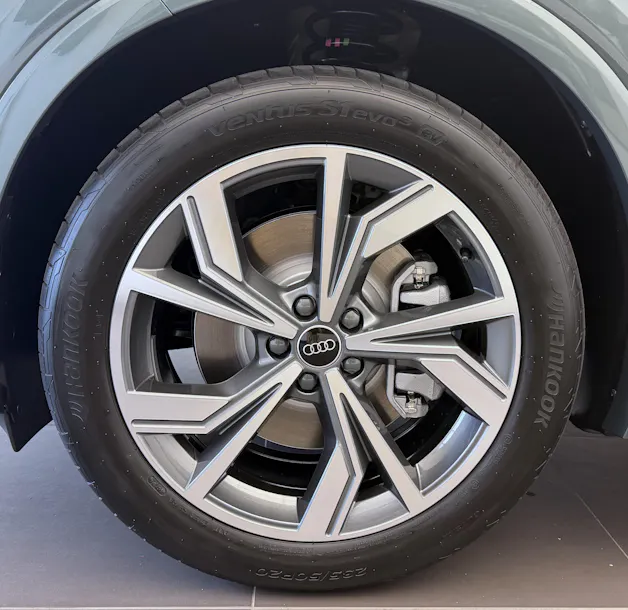 AUDI Q4 e-tron SUV quattro performance Swiss Ski