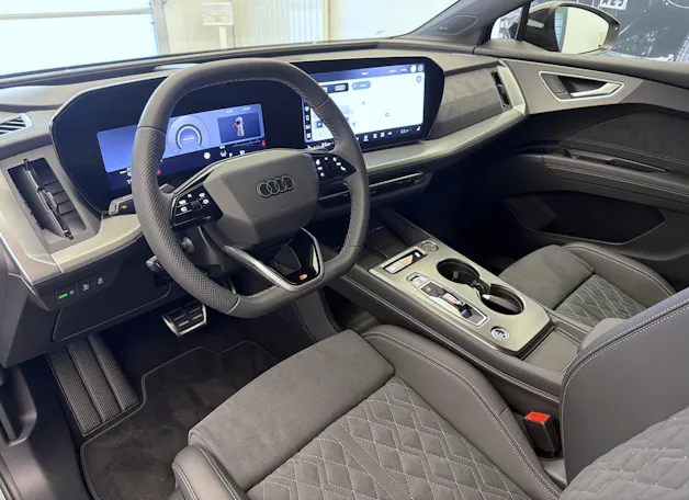 AUDI Q4 e-tron SUV quattro performance Swiss Ski