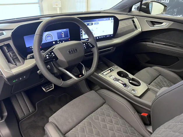 AUDI Q4 e-tron SUV quattro performance Swiss Ski