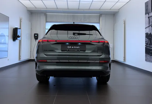 AUDI Q4 e-tron SUV quattro performance Swiss Ski