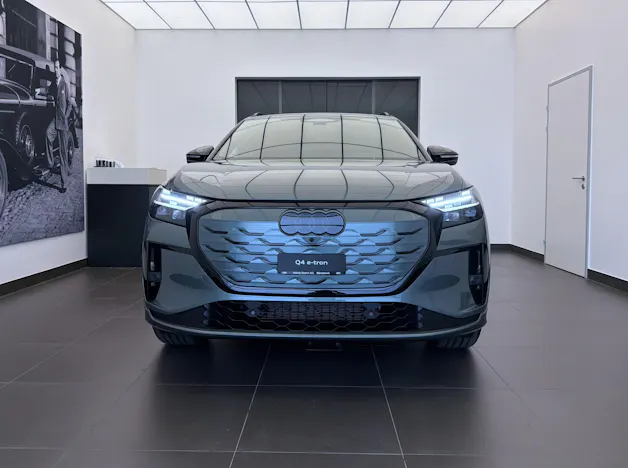 AUDI Q4 e-tron SUV quattro performance Swiss Ski