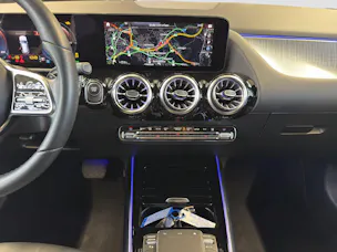 MERCEDES-BENZ EQA 300 4MATIC Swiss Star