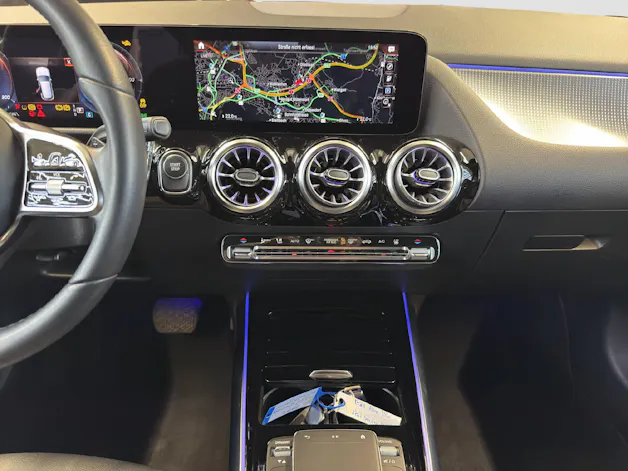 MERCEDES-BENZ EQA 300 4MATIC Swiss Star