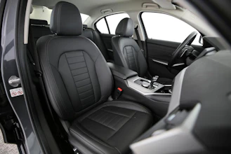 https://vehicle.imgix.net/4445915/cb563490-160e-4c44-ab78-d126df5bf265.jpg