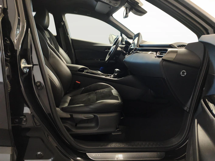 immagine del veicolo TOYOTA C-HR