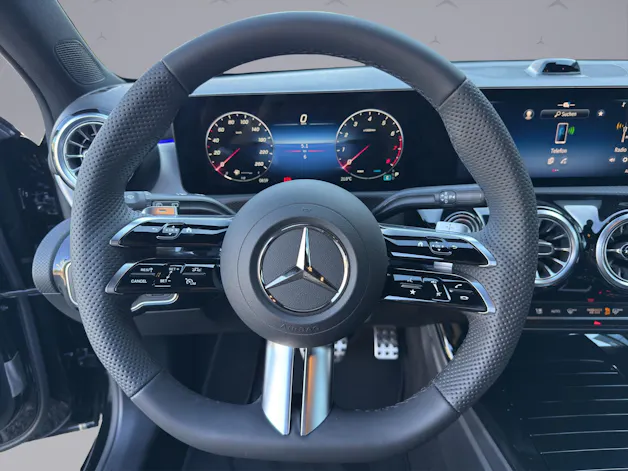 MERCEDES-BENZ A 200 AMG Line