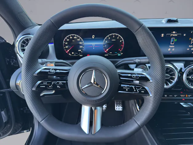 MERCEDES-BENZ A 200 AMG Line