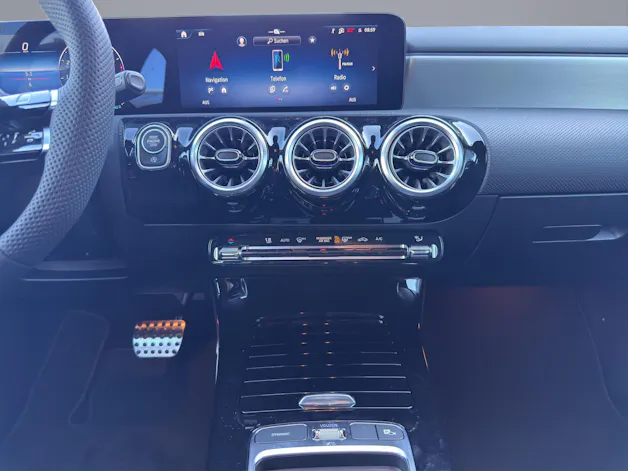 MERCEDES-BENZ A 200 AMG Line