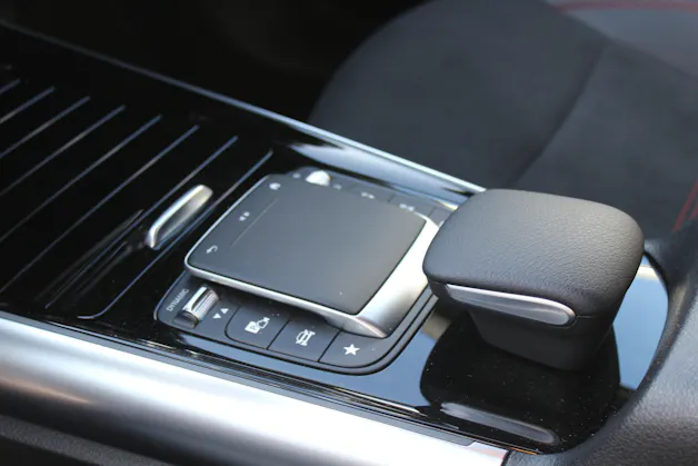 MERCEDES-BENZ EQA 300 Swiss Star AMG Line 4matic