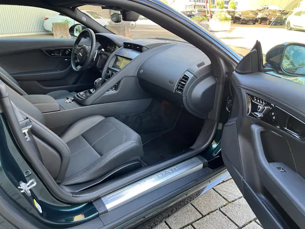 Jaguar F-Type Coupé 2.0 R-Dynamic Black 300PS