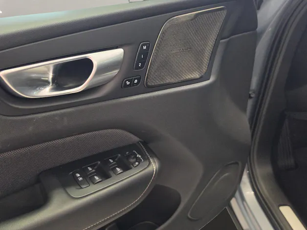 VOLVO XC60 2.0 T8 Ultimate Dark eAWD