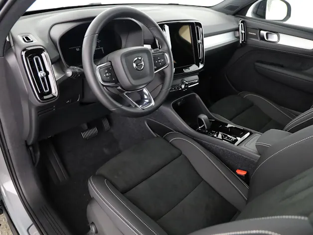 VOLVO XC40 2.0 B3 MH Plus Dark