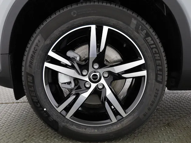 VOLVO XC40 2.0 B3 MH Plus Dark