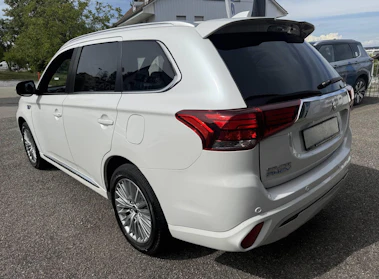 MITSUBISHI OUTLANDER 4