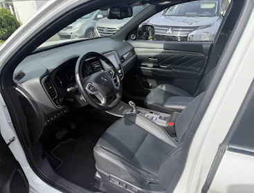 MITSUBISHI OUTLANDER 5