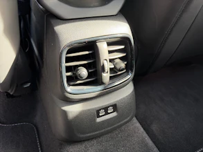 https://vehicle.imgix.net/4446848/db43f255-8135-46ab-b971-4e3092570f01.jpg