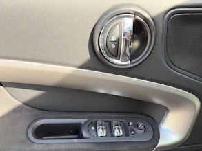 https://vehicle.imgix.net/4446848/fb373a4c-33b3-4060-a355-d8914274ae6c.jpg