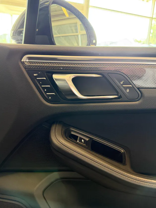 PORSCHE Macan PDK | CH | Swiss Package | Panorama | Sitzbelüftung | Carbon | Memory | DAB |
