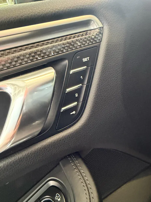 PORSCHE Macan PDK | CH | Swiss Package | Panorama | Sitzbelüftung | Carbon | Memory | DAB |