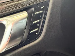 PORSCHE Macan PDK | CH | Swiss Package | Panorama | Sitzbelüftung | Carbon | Memory | DAB |