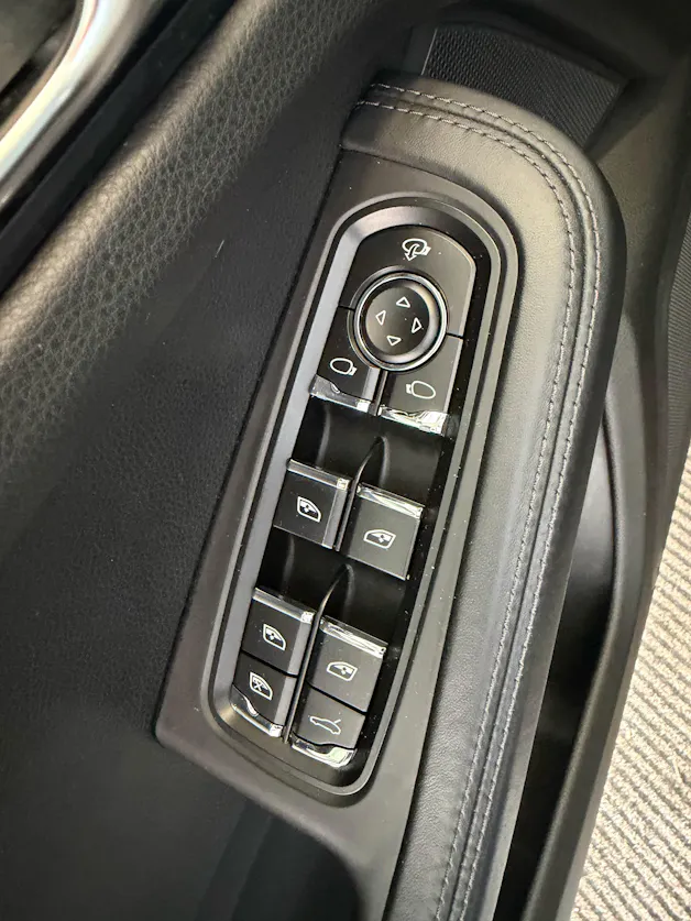 PORSCHE Macan PDK | CH | Swiss Package | Panorama | Sitzbelüftung | Carbon | Memory | DAB |