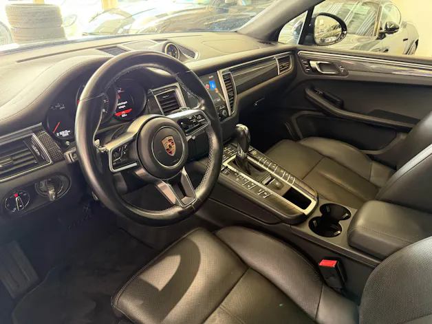 PORSCHE Macan PDK | CH | Swiss Package | Panorama | Sitzbelüftung | Carbon | Memory | DAB |