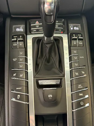 PORSCHE Macan PDK | CH | Swiss Package | Panorama | Sitzbelüftung | Carbon | Memory | DAB |