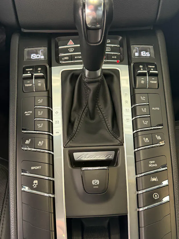 PORSCHE Macan PDK | CH | Swiss Package | Panorama | Sitzbelüftung | Carbon | Memory | DAB |