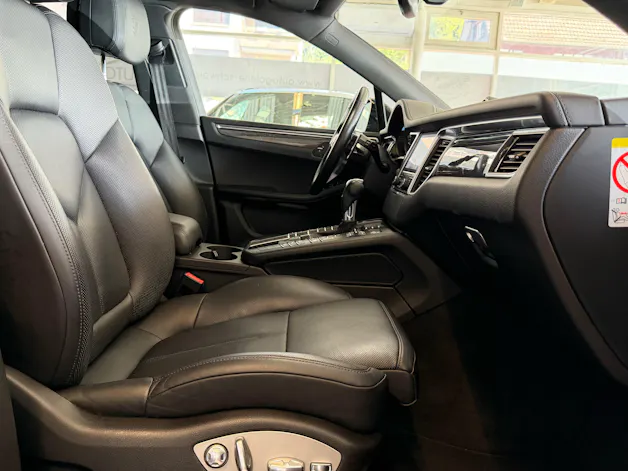 PORSCHE Macan PDK | CH | Swiss Package | Panorama | Sitzbelüftung | Carbon | Memory | DAB |