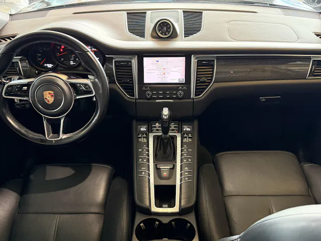 PORSCHE Macan PDK | CH | Swiss Package | Panorama | Sitzbelüftung | Carbon | Memory | DAB |