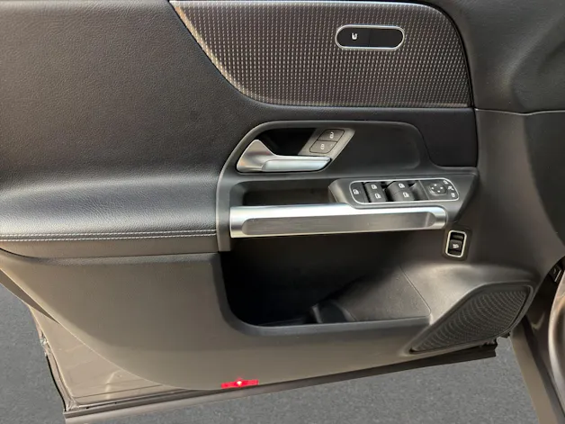 MERCEDES-BENZ GLB 250 4M - Progressive / DISTRONIC / 360 Grad Kamera / Head-Up Display
