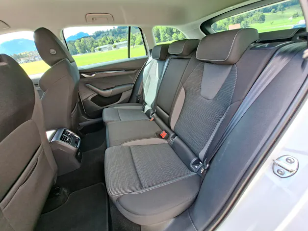 SKODA Octavia Combi 1.5 TSI mHEV DSG Selection *Anhängerkupplung+Garantie*