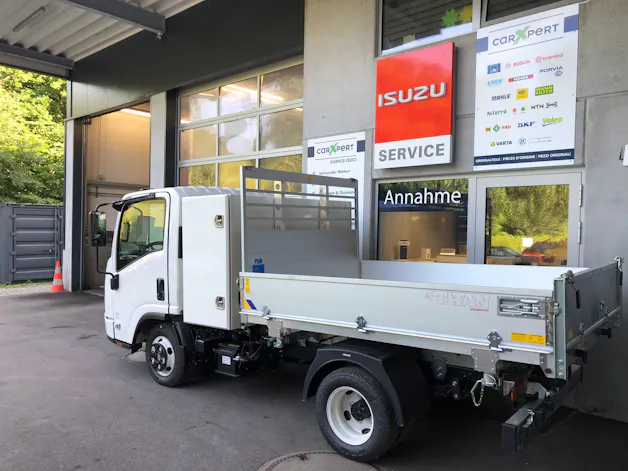 ISUZU M21 T E Box und Kipper