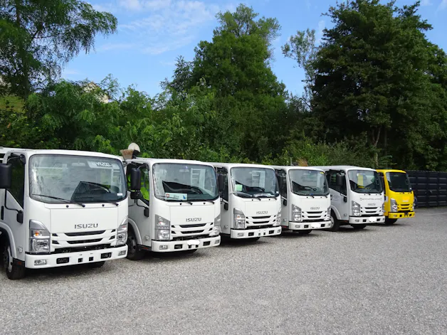 ISUZU M21 T E Box und Kipper