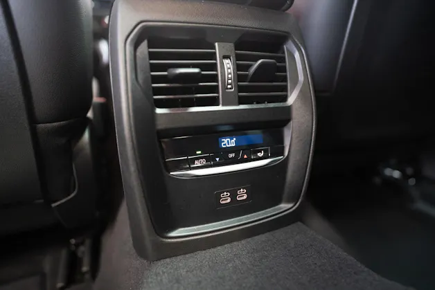 BMW 330d xDrive SAG / LCI / Glasdach / Rückfahrkamera / Ambientebeleuchtung