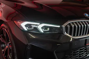 BMW 330d xDrive SAG / LCI / Glasdach / Rückfahrkamera / Ambientebeleuchtung