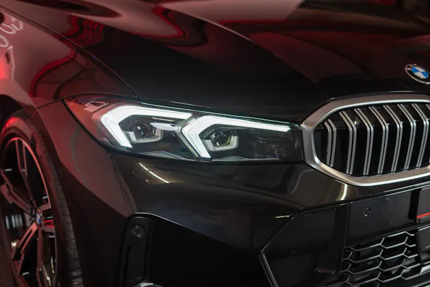 BMW 330d xDrive SAG / LCI / Glasdach / Rückfahrkamera / Ambientebeleuchtung