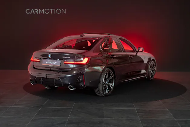 BMW 330d xDrive SAG / LCI / Glasdach / Rückfahrkamera / Ambientebeleuchtung