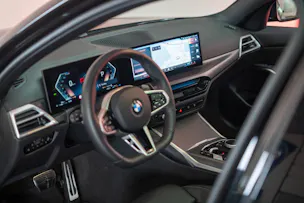 BMW 330d xDrive SAG / LCI / Glasdach / Rückfahrkamera / Ambientebeleuchtung