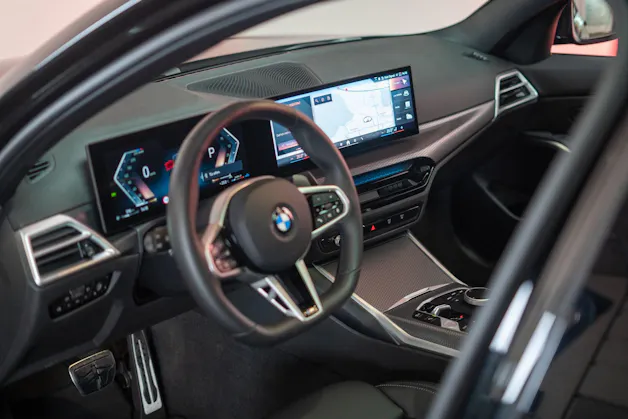 BMW 330d xDrive SAG / LCI / Glasdach / Rückfahrkamera / Ambientebeleuchtung