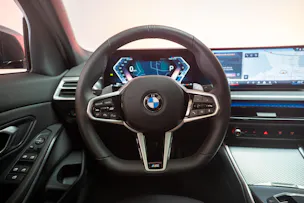BMW 330d xDrive SAG / LCI / Glasdach / Rückfahrkamera / Ambientebeleuchtung