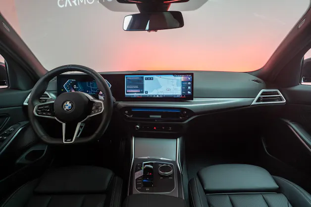 BMW 330d xDrive SAG / LCI / Glasdach / Rückfahrkamera / Ambientebeleuchtung